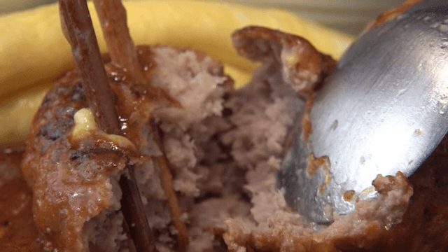 육즙이 흐르는 함박스테이크 자르기