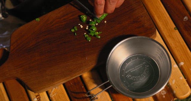 나무 도마 위에서 잘리는 청양고추