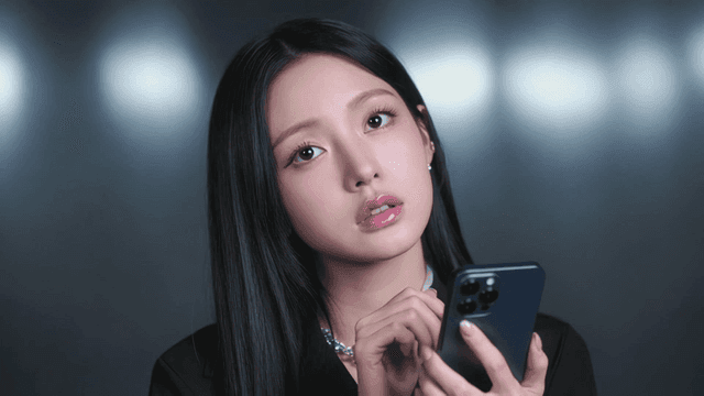 스마트폰을 터치하는 우아한 여성