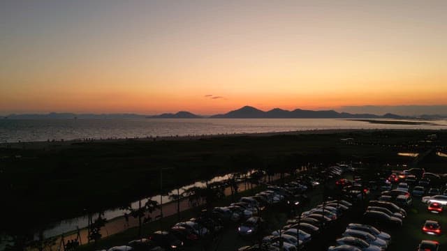 멀리 산이 보이는 해변의 일몰