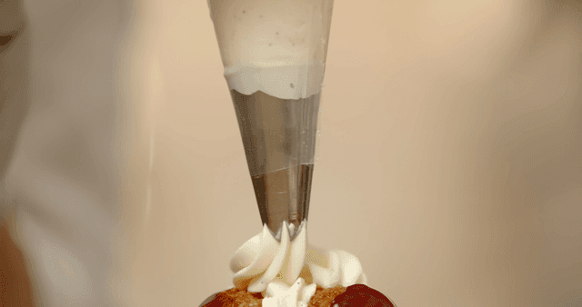 디저트 위에 짜 올리는 크림