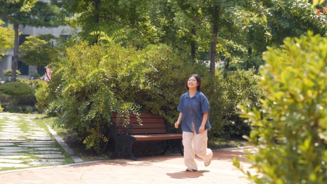 웃으며 뛰어가는 여성