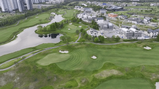 현대 도시 풍경 근처의 골프장