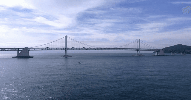 잔잔한 바다 위의 대형 현수교