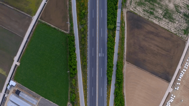 농지를 가로지르는 고속도로의 항공 뷰