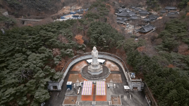 숲 속의 불교 사찰 전경
