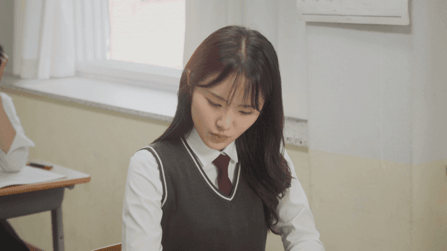 교실에서 시험에 집중하는 여학생