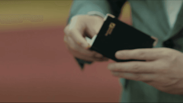 스마트폰과 노트를 들고 있는 손들