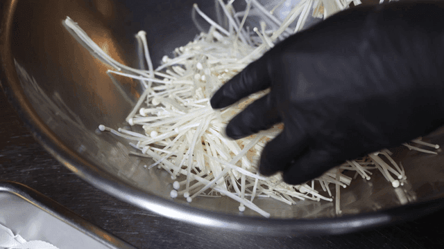 그릇에서 준비되는 팽이버섯