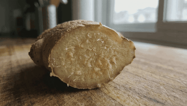 나무 도마 위의 신선한 생강