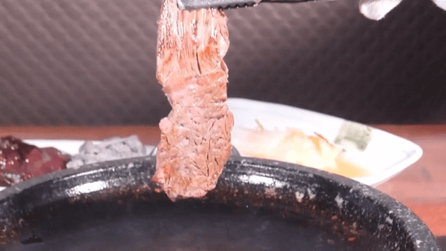 뜨거운 철판 위에서 구워지는 소고기