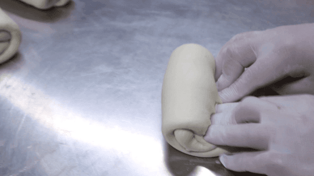 금속 표면에서 반죽을 모양 잡는 손