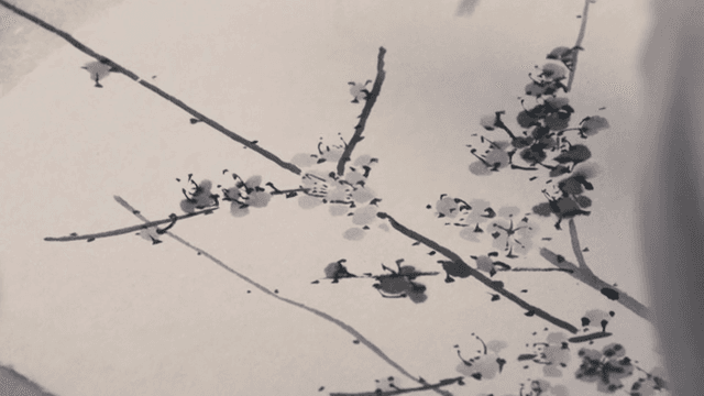 붓으로 종이에 그림을 그리는 사람