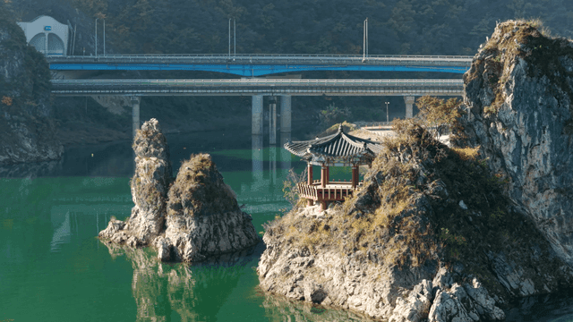 바위 강가의 전통 정자