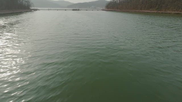 멀리 다리가 보이는 고요한 호수