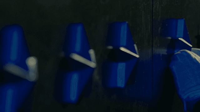 어두운 표면에 붙히는 삼각형 모양의 물체