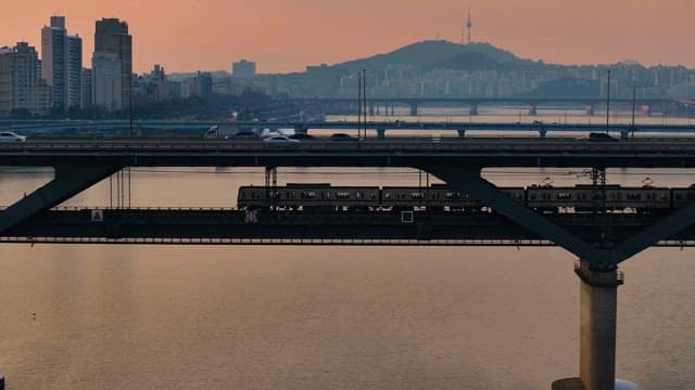 도시에서 다리를 건너는 기차