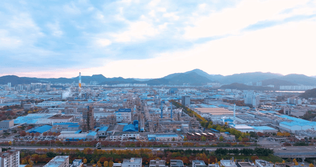 새벽의 광활한 산업 단지 풍경