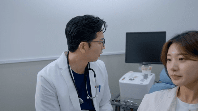 환자에게 검사 결과에 대해 설명하는 의사