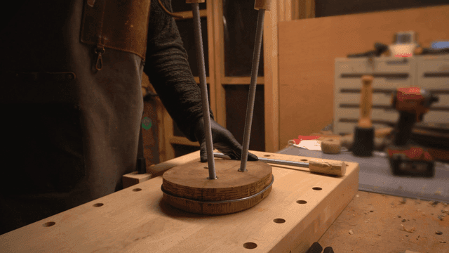 목재 부품을 조립하는 장인