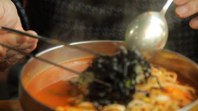 콩나물과 김이 올라간 매운 한국 떡라면