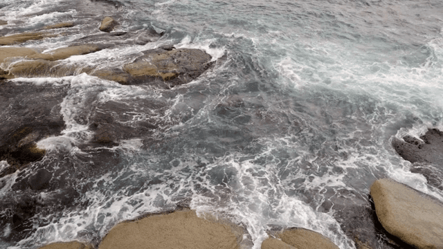 파도가 바위 해안에 부딪히는 모습