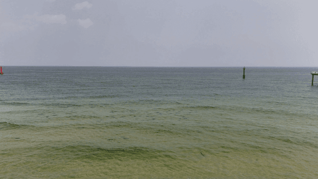 멀리 부두가 보이는 고요한 해변