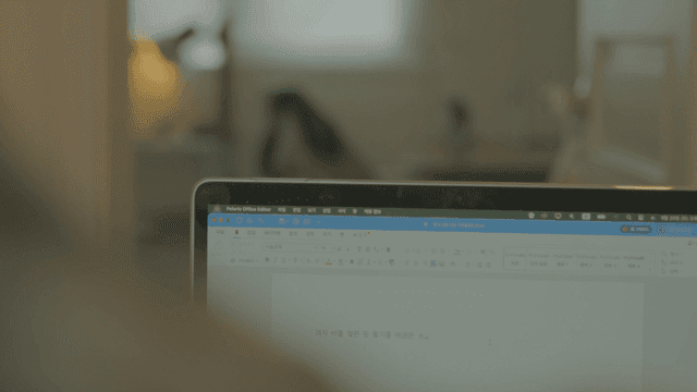 문서를 표시하는 노트북 화면