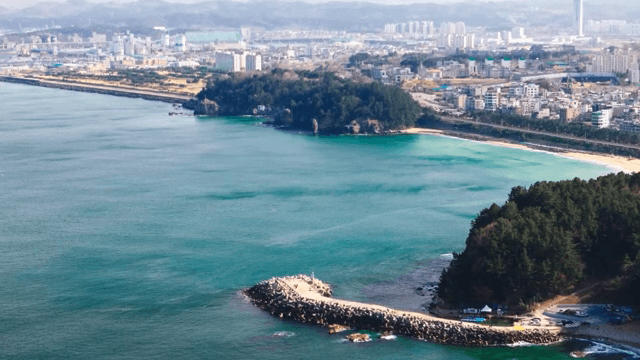 맑은 푸른 바다와 해안 도시