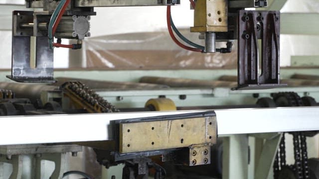 공장 환경에서 작동하는 기계