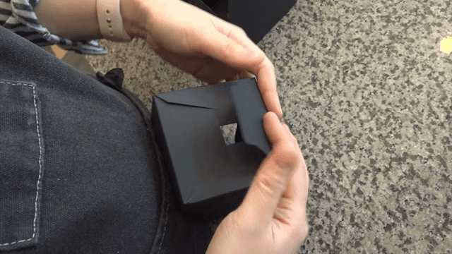 검은색 종이 상자를 조립하는 손