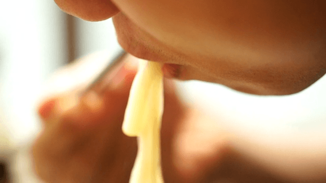 젓가락으로 우동면을 즐기는 사람