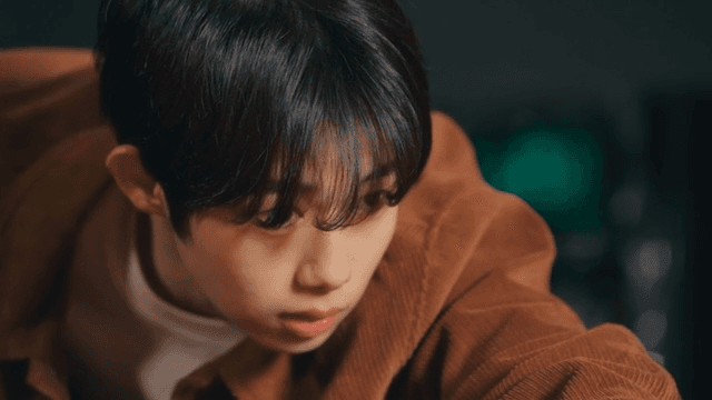 실내에서 당구를 열심히 하는 젊은 남성