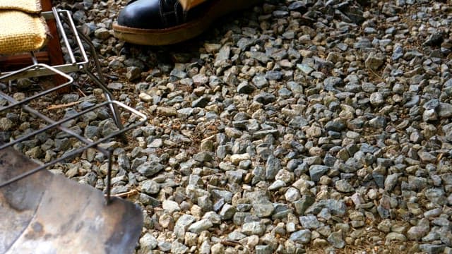 야외에서 장갑을 끼고 장작을 준비하는 모습