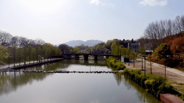 다리와 나무가 있는 고요한 강