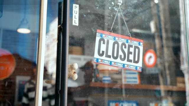 피자 가게 표지판을 돌려 오픈을 알리는 여성