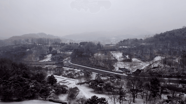 눈 덮인 풍경과 먼 언덕