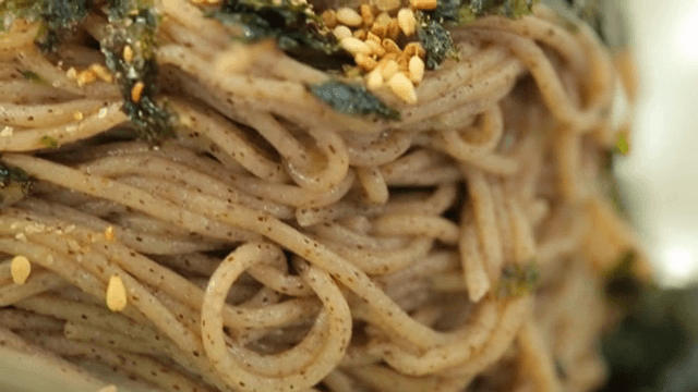 김과 깨를 올린 막국수