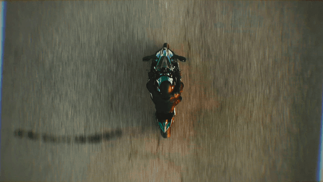 도로 위를 달리는 오토바이 운전자