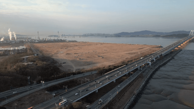 바다를 가로지르는 도로와 광활한 들 풍경