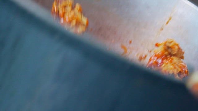 매운 소스를 곁들여 볶는 생선튀김