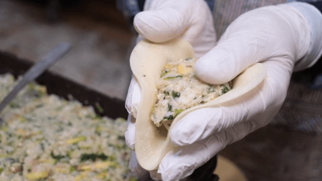 야채 소를 넣어 만두를 준비하는 모습