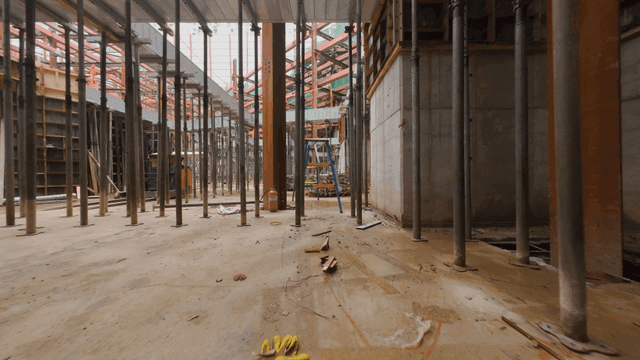 비계가 있는 건설 현장 내부