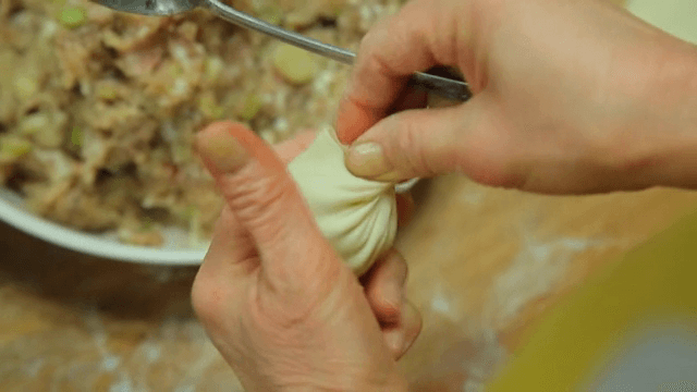 속을 채워 만두를 만드는 모습