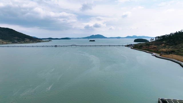 멀리 산이 보이는 넓은 바다