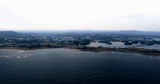 고요한 해변이 있는 해안 도시