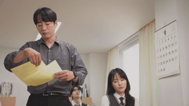 시험이 끝난 후 OMR 답안지를 걷는 선생님