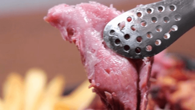 바삭한 감자튀김과 육즙이 많은 구운 돼지고기