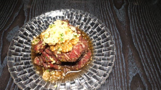 양념된 돼지갈비를 바비큐 그릴에 굽기