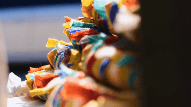 오방색 천으로 싸여진 의식 준비물 더미